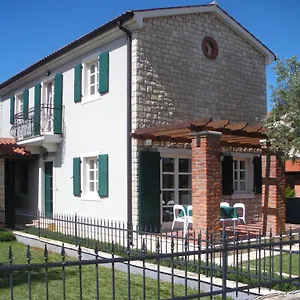  Villa Petra